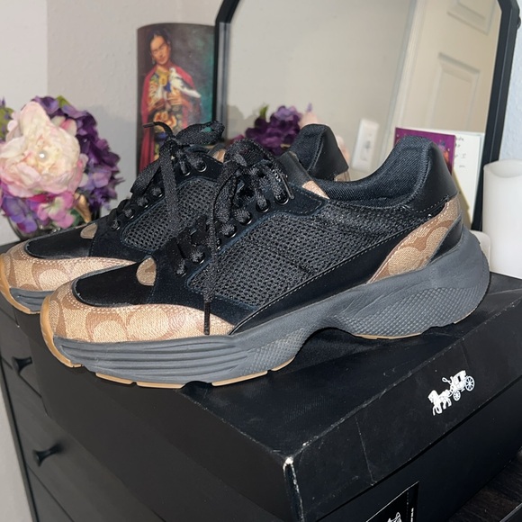 Coach - Picture 3 of 6